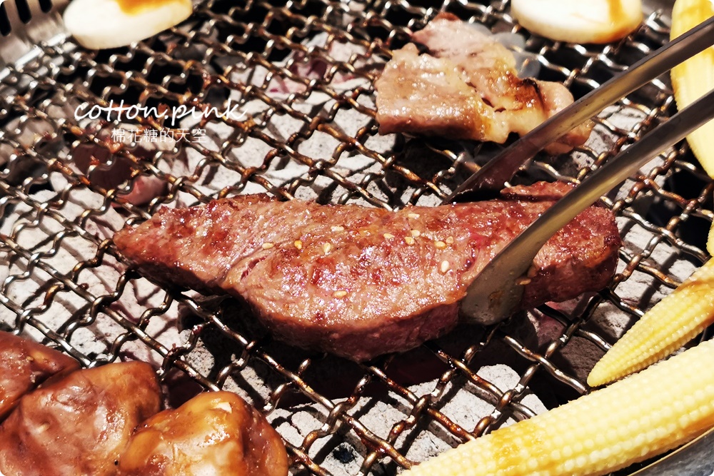 超過60種食材吃到飽！台中羊角炭火燒肉牛排、活蝦現點吃通海～飯後甜點不能錯過這一片！