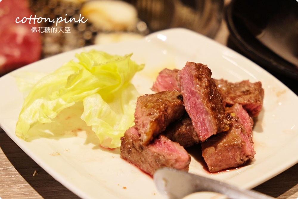 超過60種食材吃到飽！台中羊角炭火燒肉牛排、活蝦現點吃通海～飯後甜點不能錯過這一片！