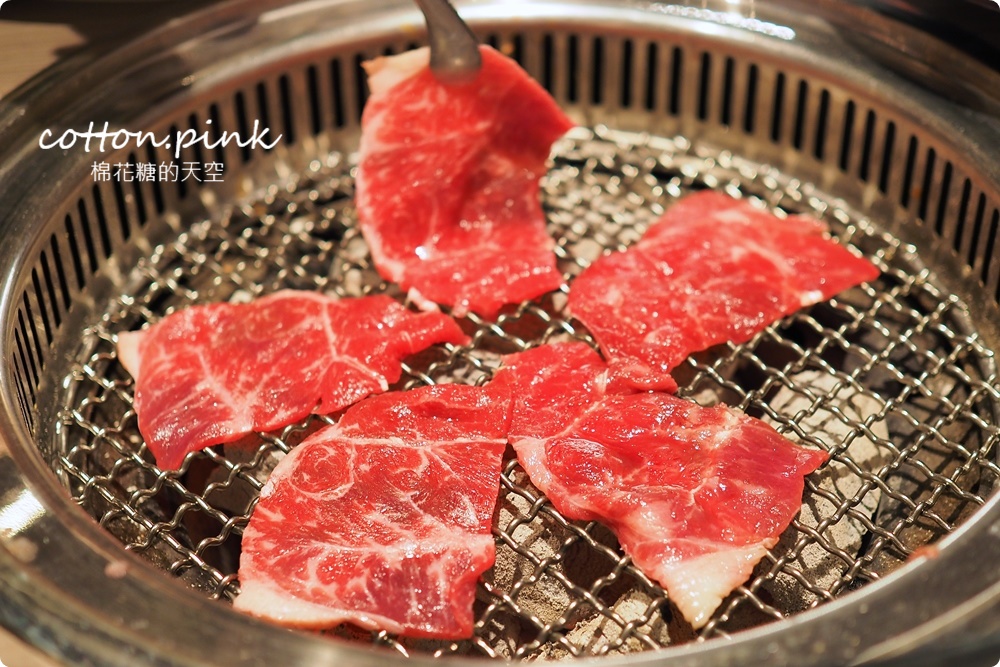 超過60種食材吃到飽！台中羊角炭火燒肉牛排、活蝦現點吃通海～飯後甜點不能錯過這一片！