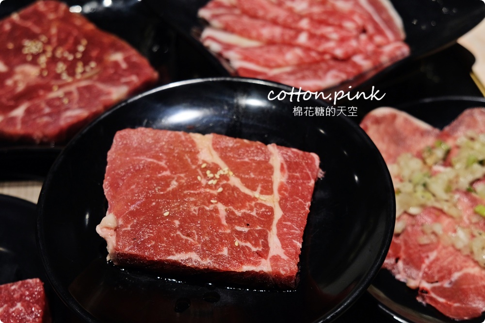 超過60種食材吃到飽！台中羊角炭火燒肉牛排、活蝦現點吃通海～飯後甜點不能錯過這一片！