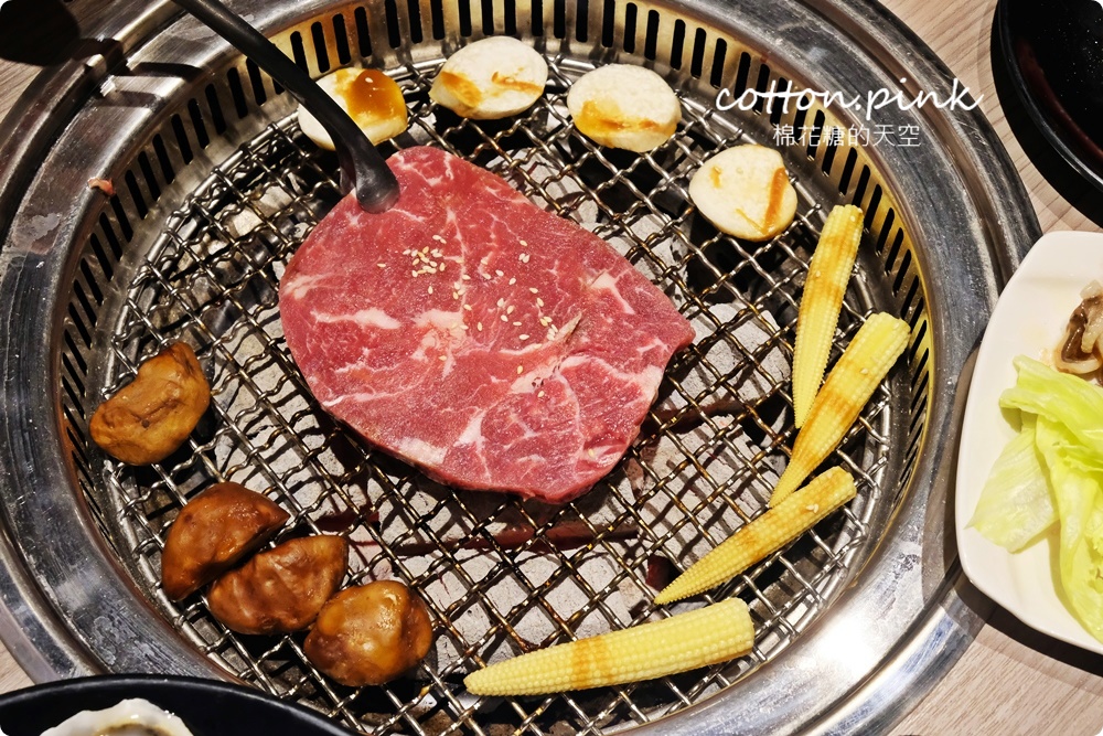 超過60種食材吃到飽！台中羊角炭火燒肉牛排、活蝦現點吃通海～飯後甜點不能錯過這一片！