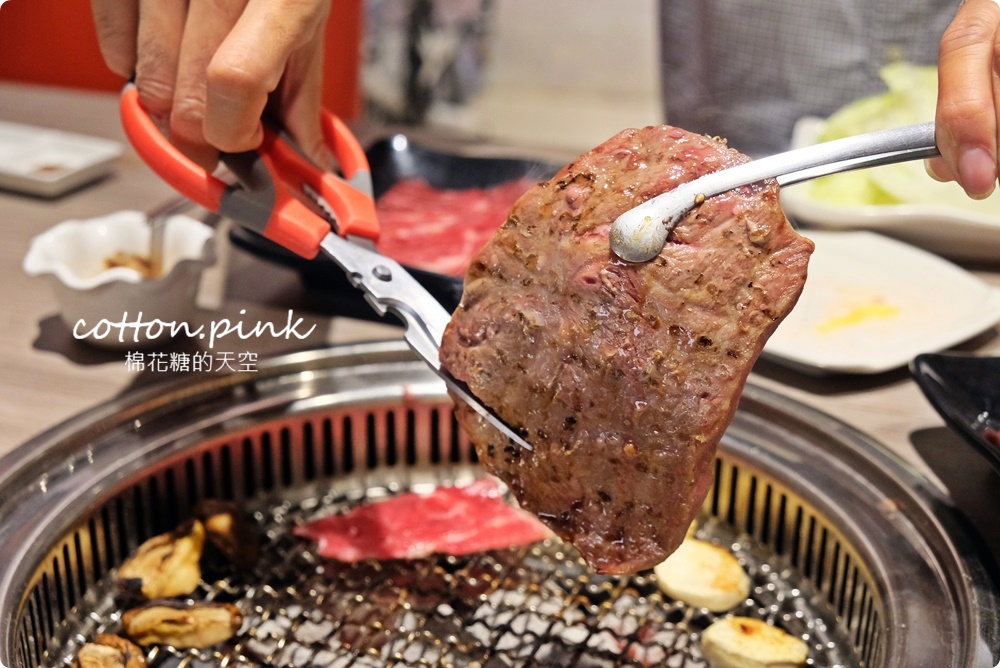 超過60種食材吃到飽！台中羊角炭火燒肉牛排、活蝦現點吃通海～飯後甜點不能錯過這一片！