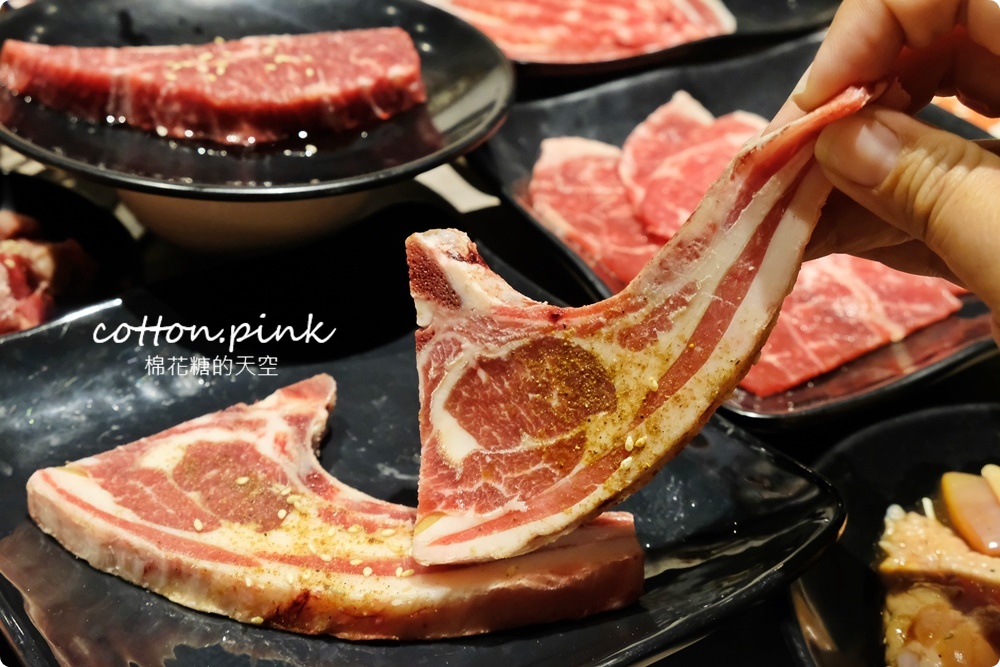 超過60種食材吃到飽！台中羊角炭火燒肉牛排、活蝦現點吃通海～飯後甜點不能錯過這一片！