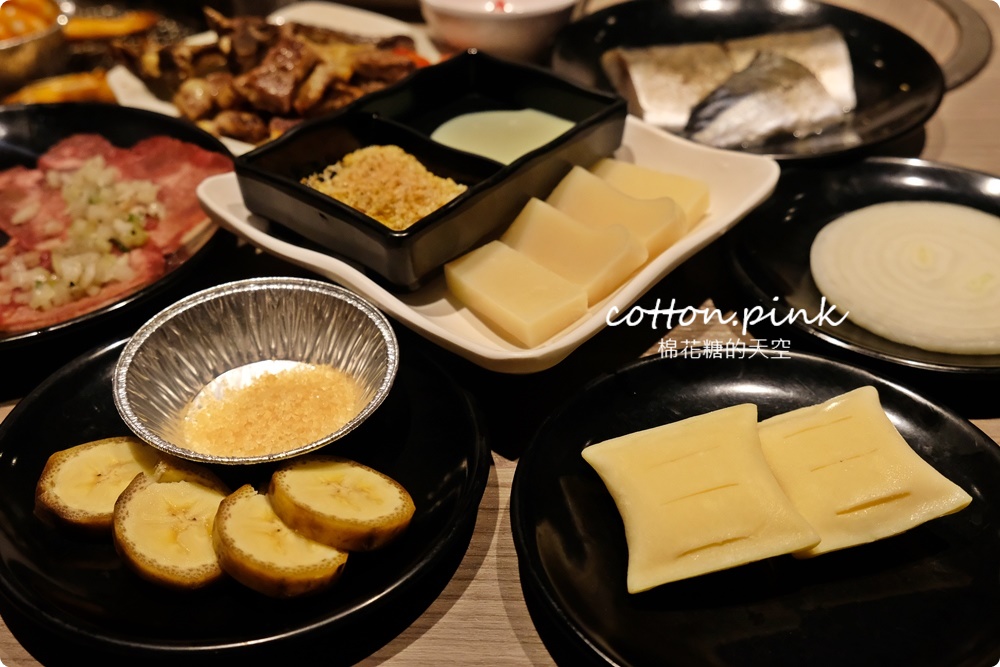 超過60種食材吃到飽！台中羊角炭火燒肉牛排、活蝦現點吃通海～飯後甜點不能錯過這一片！