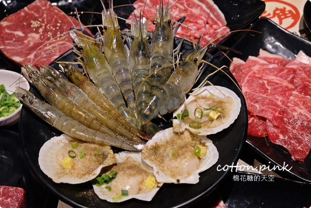 超過60種食材吃到飽！台中羊角炭火燒肉牛排、活蝦現點吃通海～飯後甜點不能錯過這一片！