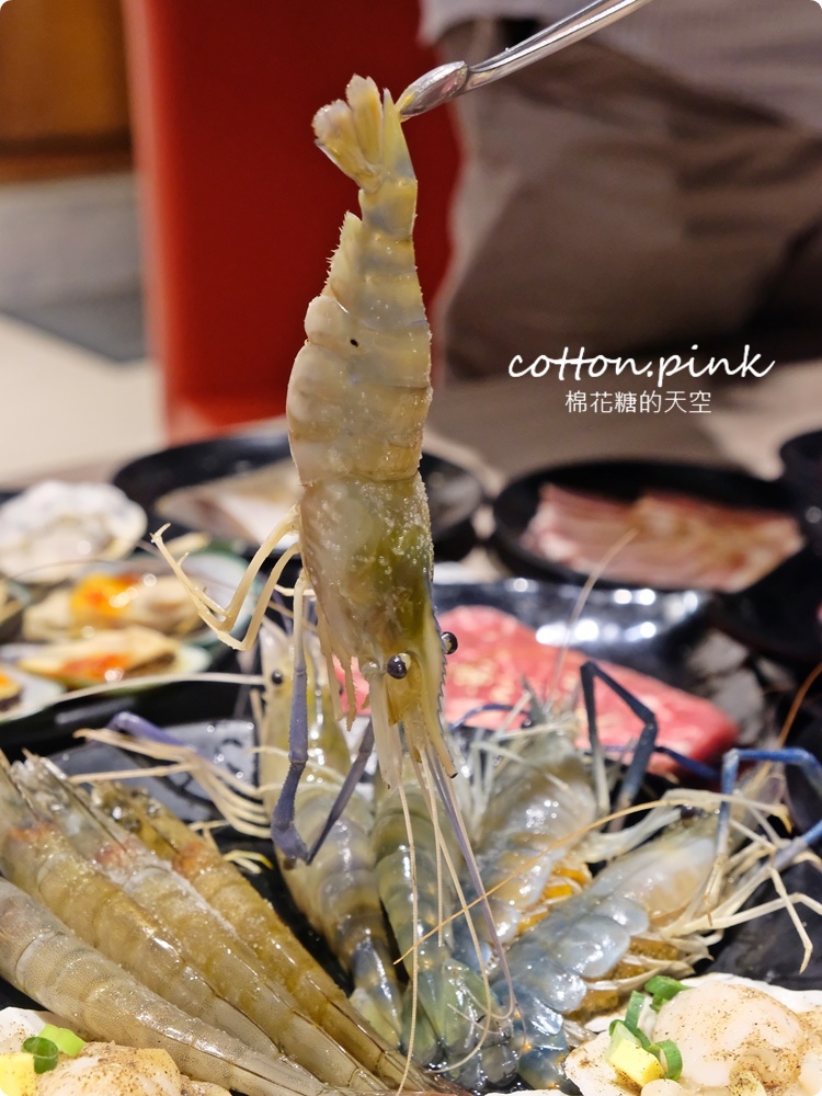 超過60種食材吃到飽！台中羊角炭火燒肉牛排、活蝦現點吃通海～飯後甜點不能錯過這一片！