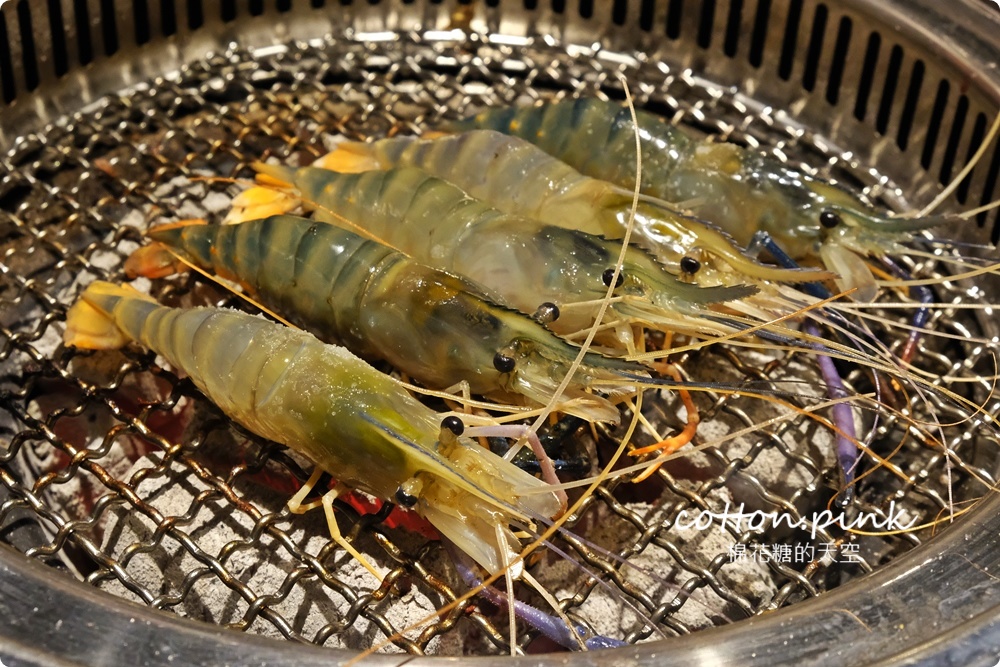 超過60種食材吃到飽！台中羊角炭火燒肉牛排、活蝦現點吃通海～飯後甜點不能錯過這一片！