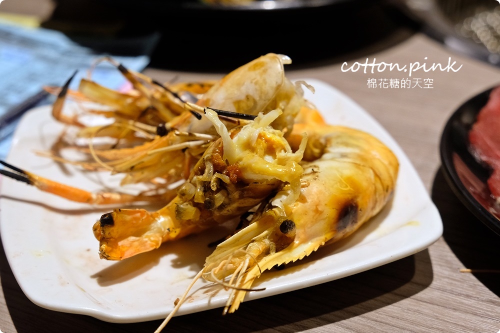 超過60種食材吃到飽！台中羊角炭火燒肉牛排、活蝦現點吃通海～飯後甜點不能錯過這一片！