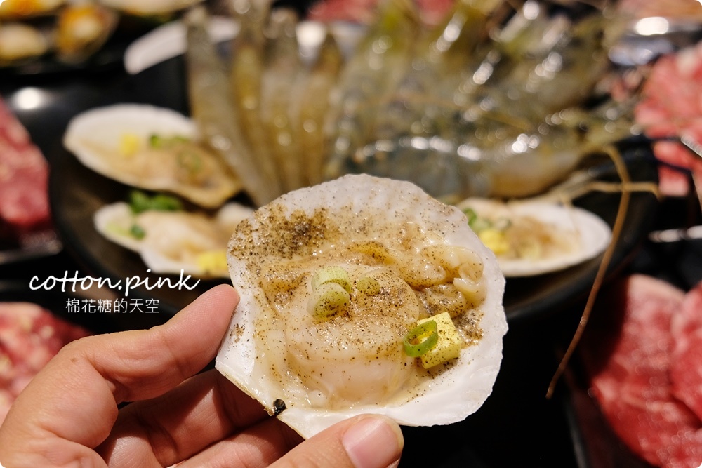 超過60種食材吃到飽！台中羊角炭火燒肉牛排、活蝦現點吃通海～飯後甜點不能錯過這一片！