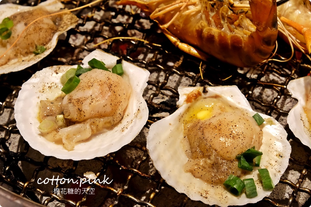 超過60種食材吃到飽！台中羊角炭火燒肉牛排、活蝦現點吃通海～飯後甜點不能錯過這一片！