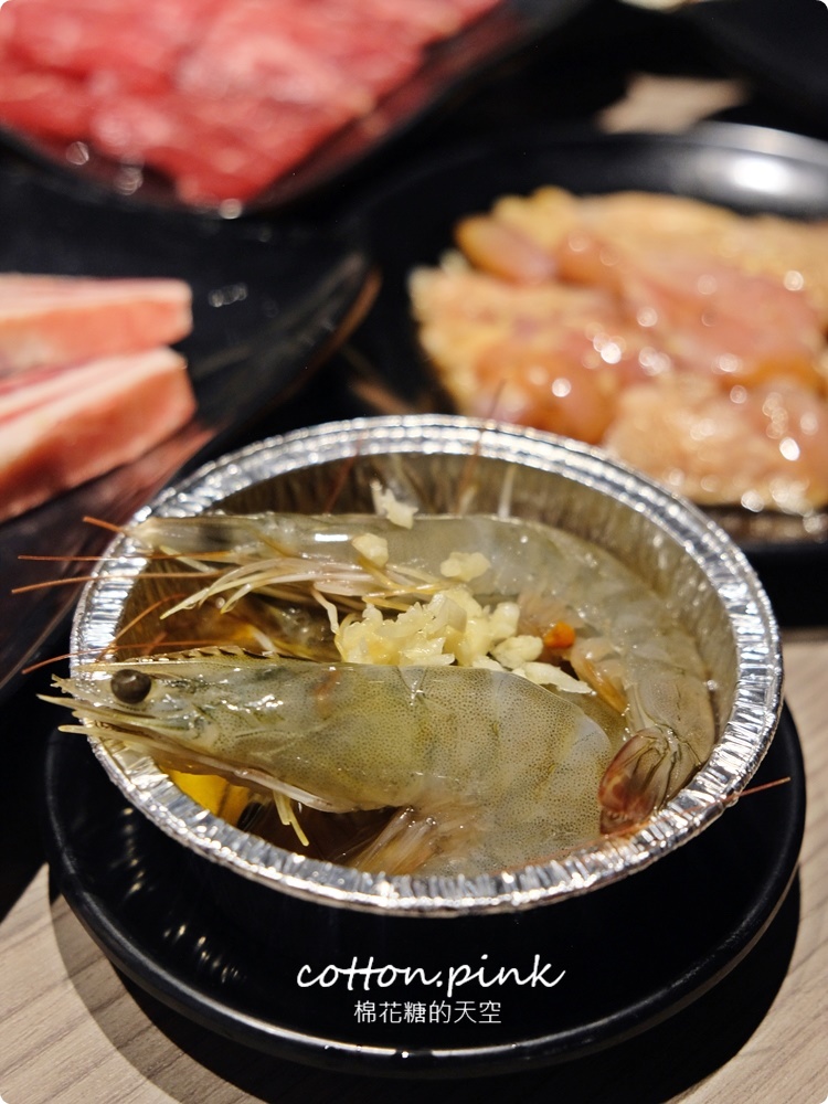 超過60種食材吃到飽！台中羊角炭火燒肉牛排、活蝦現點吃通海～飯後甜點不能錯過這一片！