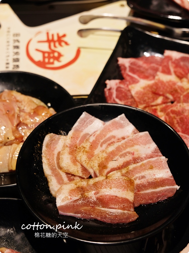 超過60種食材吃到飽！台中羊角炭火燒肉牛排、活蝦現點吃通海～飯後甜點不能錯過這一片！