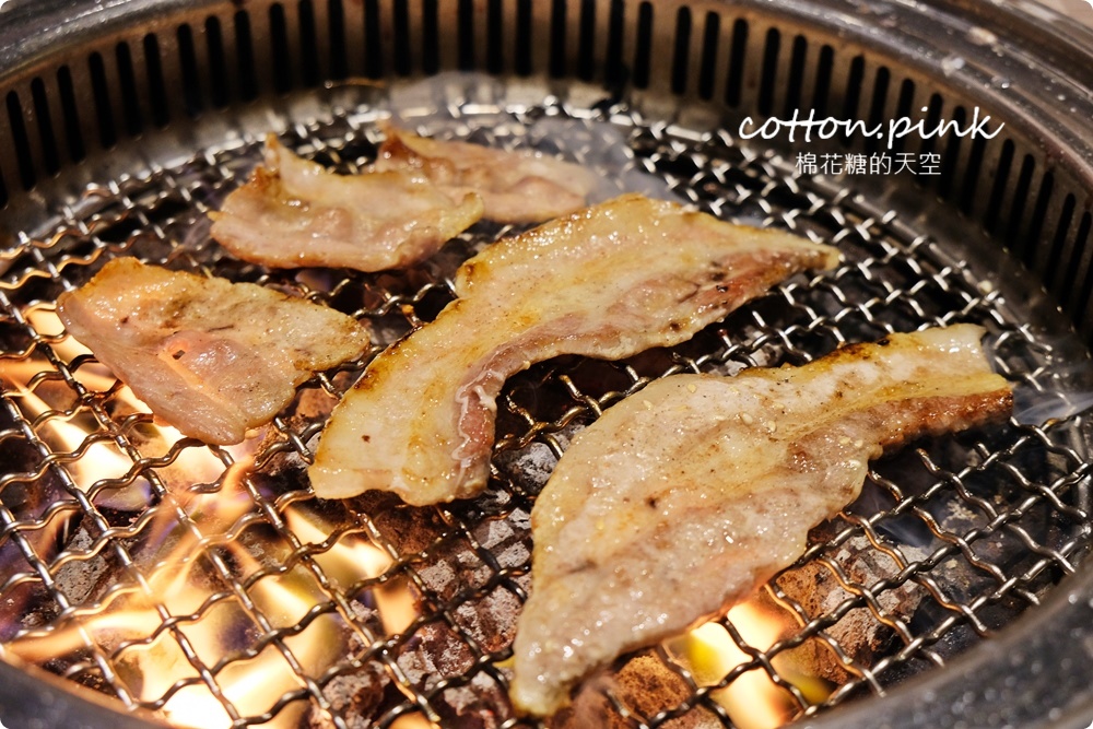 超過60種食材吃到飽！台中羊角炭火燒肉牛排、活蝦現點吃通海～飯後甜點不能錯過這一片！