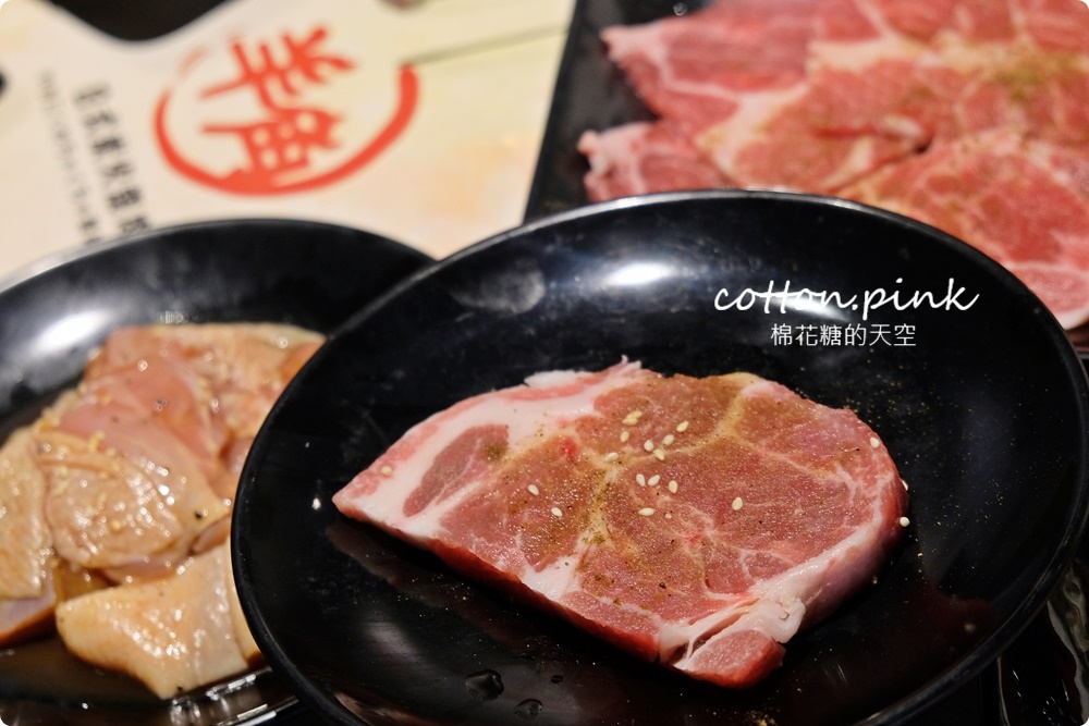 超過60種食材吃到飽！台中羊角炭火燒肉牛排、活蝦現點吃通海～飯後甜點不能錯過這一片！
