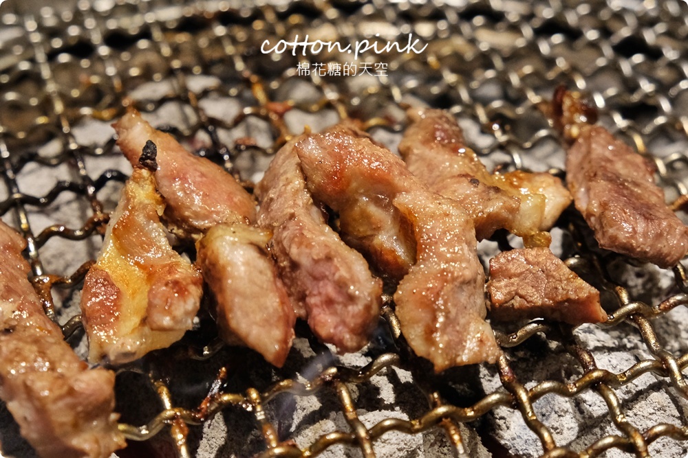 超過60種食材吃到飽！台中羊角炭火燒肉牛排、活蝦現點吃通海～飯後甜點不能錯過這一片！