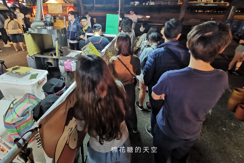 一週只有三天！台中靜宜夜市佔地不大但好多排隊美食啊！人氣攤位懶人包