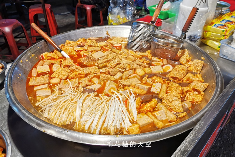 一週只有三天！台中靜宜夜市佔地不大但好多排隊美食啊！人氣攤位懶人包