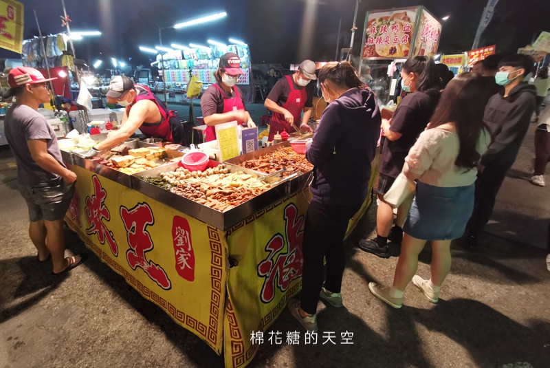一週只有三天！台中靜宜夜市佔地不大但好多排隊美食啊！人氣攤位懶人包