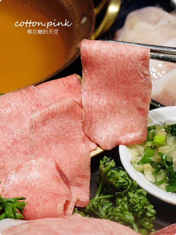 台中最潮小火鍋-不只超好拍更好吃～月暮藏涮涮鍋和牛海鮮吃起來！