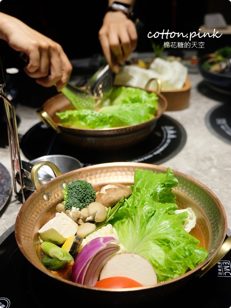 台中最潮小火鍋-不只超好拍更好吃～月暮藏涮涮鍋和牛海鮮吃起來！