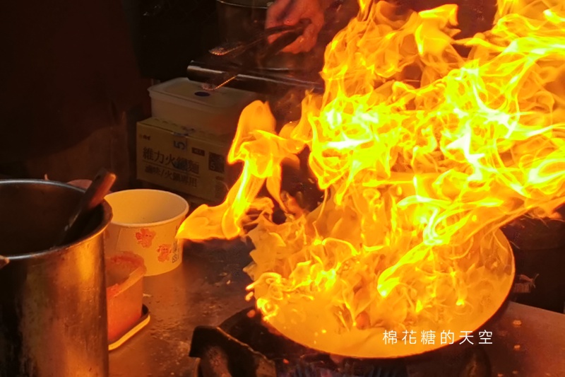 旱溪夜市這攤超火！心耕炒泡麵～台式風味鍋氣十足，竟然是素食!!!!