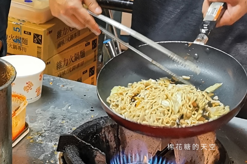 旱溪夜市這攤超火！心耕炒泡麵～台式風味鍋氣十足，竟然是素食!!!!