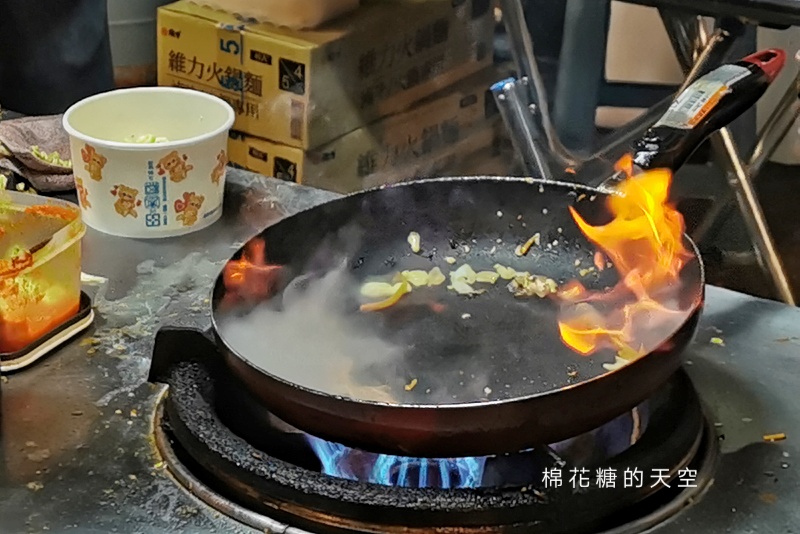 旱溪夜市這攤超火！心耕炒泡麵～台式風味鍋氣十足，竟然是素食!!!!