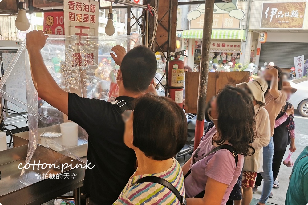 台中黃昏市場美食|人氣香菇油飯星期五在這市場!還沒開門就排隊!