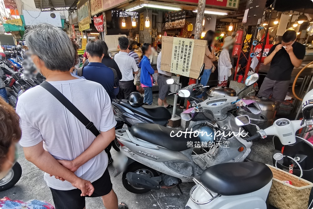 台中黃昏市場美食|人氣香菇油飯星期五在這市場!還沒開門就排隊!