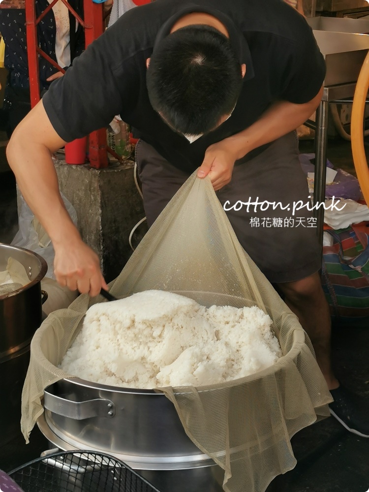 台中黃昏市場美食|人氣香菇油飯星期五在這市場!還沒開門就排隊!