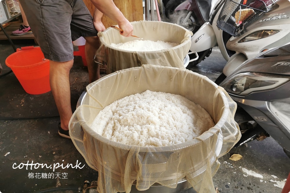 台中黃昏市場美食|人氣香菇油飯星期五在這市場!還沒開門就排隊!