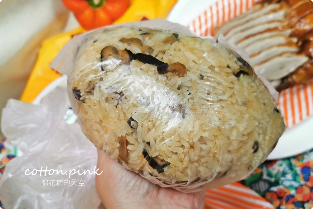 台中黃昏市場美食|人氣香菇油飯星期五在這市場!還沒開門就排隊!