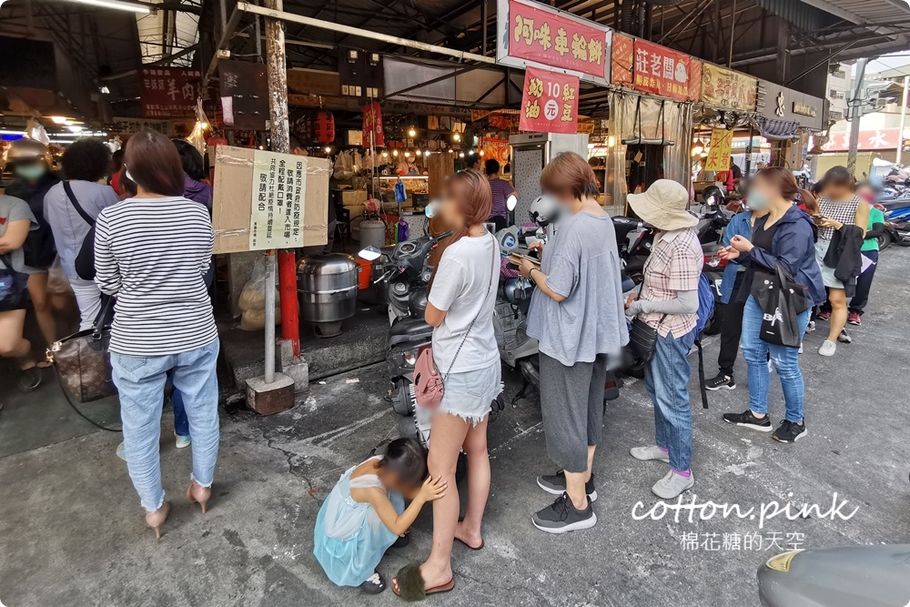 台中黃昏市場美食|人氣香菇油飯星期五在這市場!還沒開門就排隊!