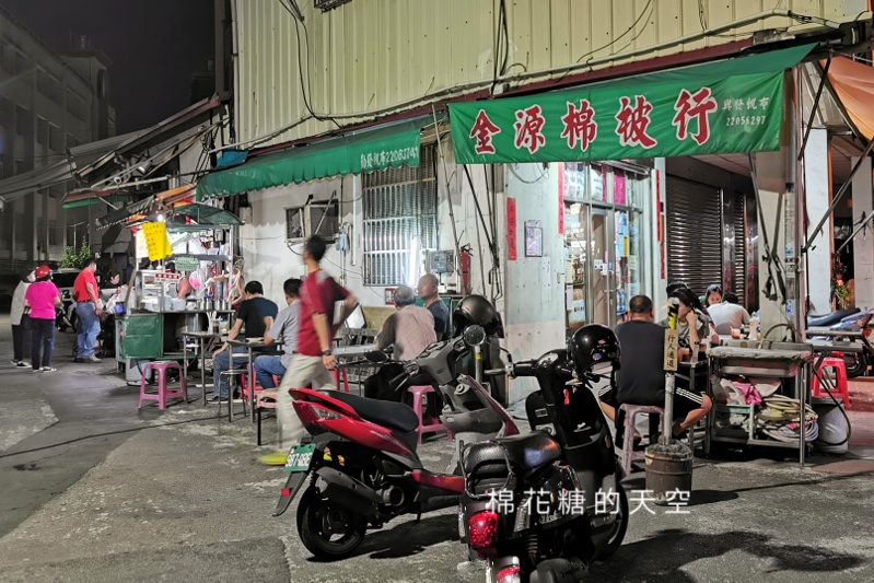 國小圍牆旁深夜麵店～台中老店阿春麵担人潮很多啊！