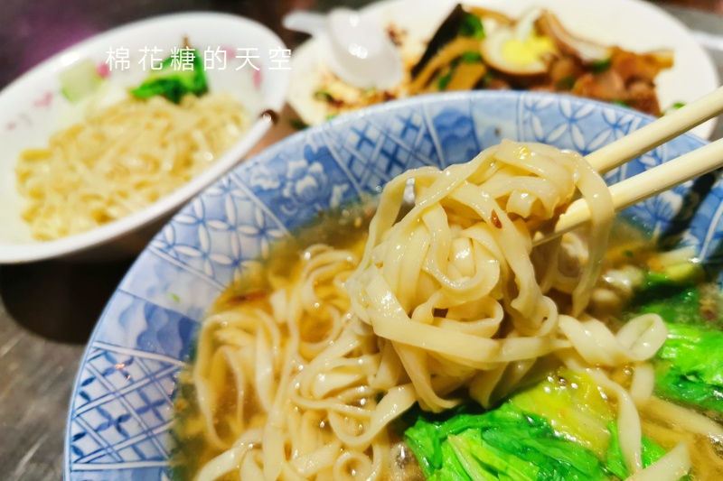 國小圍牆旁深夜麵店～台中老店阿春麵担人潮很多啊！