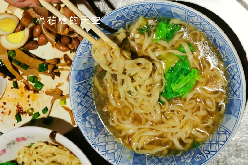 國小圍牆旁深夜麵店～台中老店阿春麵担人潮很多啊！