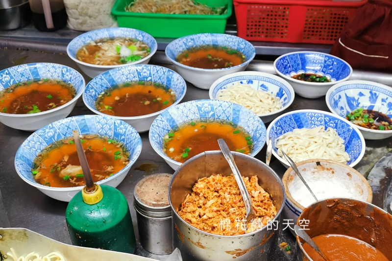 國小圍牆旁深夜麵店～台中老店阿春麵担人潮很多啊！