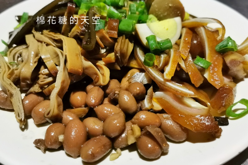 國小圍牆旁深夜麵店～台中老店阿春麵担人潮很多啊！