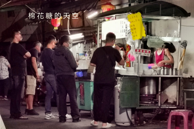 國小圍牆旁深夜麵店～台中老店阿春麵担人潮很多啊！