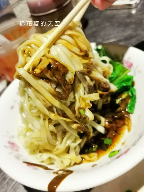 國小圍牆旁深夜麵店～台中老店阿春麵担人潮很多啊！