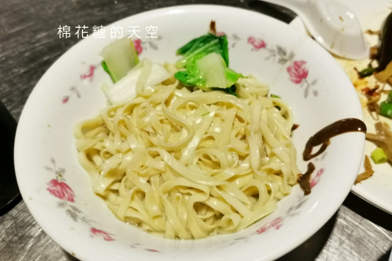 國小圍牆旁深夜麵店～台中老店阿春麵担人潮很多啊！
