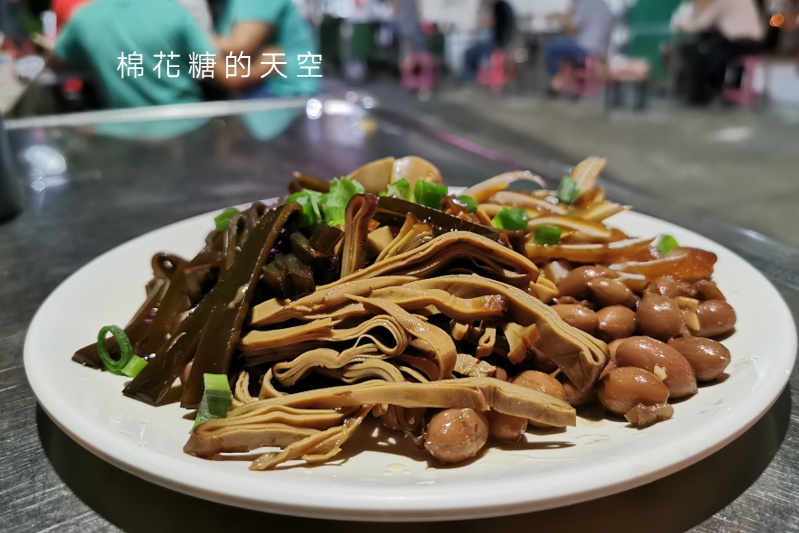 國小圍牆旁深夜麵店～台中老店阿春麵担人潮很多啊！