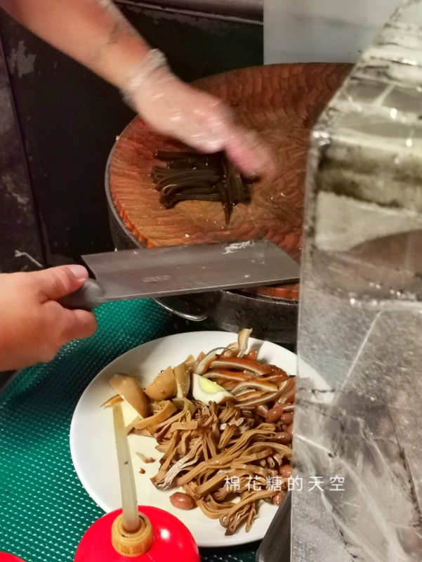 國小圍牆旁深夜麵店～台中老店阿春麵担人潮很多啊！