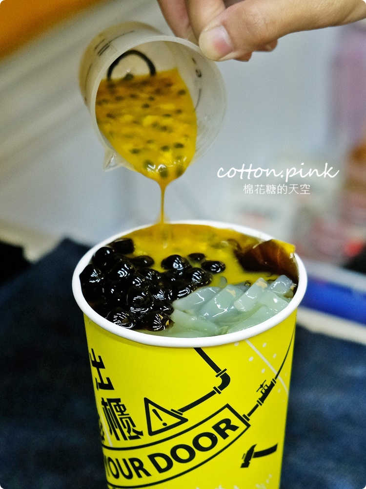 逢甲飲料這杯超划算！珍珠、寒天、椰果通通加只要多5元、原味奶蓋茶一杯不到～文末有完整菜單