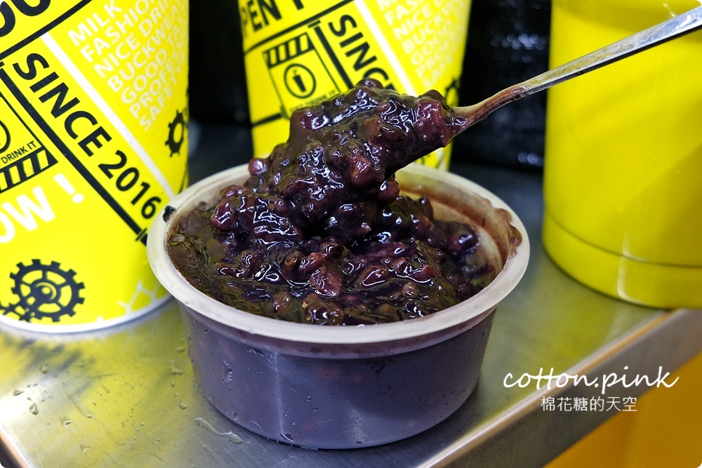 逢甲飲料這杯超划算！珍珠、寒天、椰果通通加只要多5元、原味奶蓋茶一杯不到～文末有完整菜單