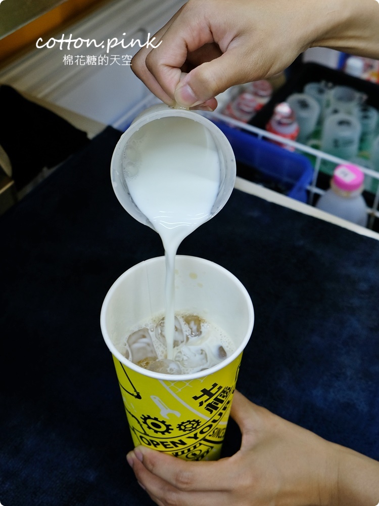 逢甲飲料這杯超划算！珍珠、寒天、椰果通通加只要多5元、原味奶蓋茶一杯不到～文末有完整菜單