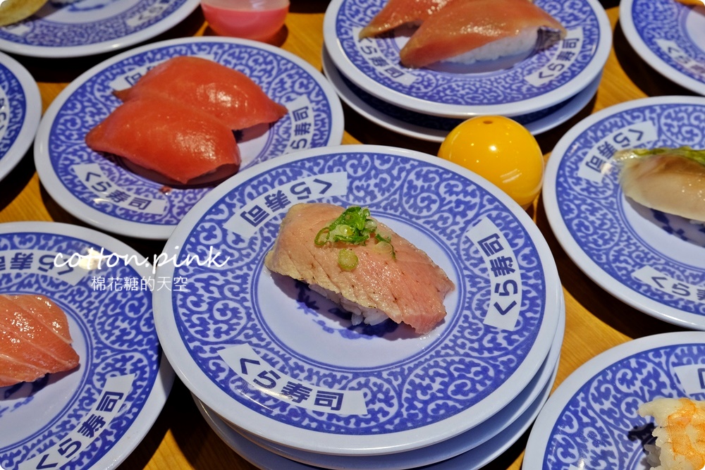 台中壽司控吃起來！藏壽司最新扭蛋萌翻天～拉拉熊變身握壽司太療癒，鮪魚祭系列壽司限時七天！藏壽司訂位連結看這邊