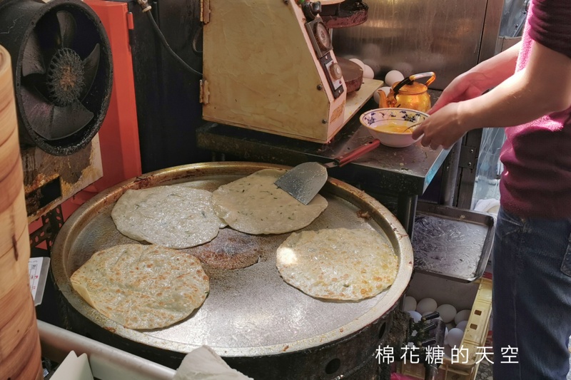 台中老店長江早餐！必點燒餅油條加鹹豆漿～不管平假日都大排長龍