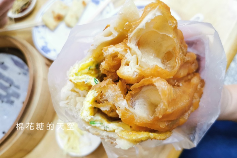 台中老店長江早餐！必點燒餅油條加鹹豆漿～不管平假日都大排長龍