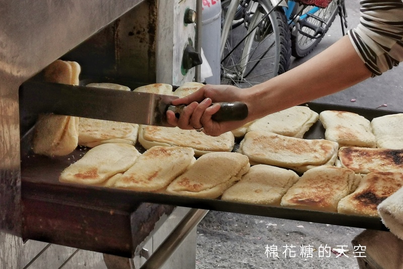 台中老店長江早餐！必點燒餅油條加鹹豆漿～不管平假日都大排長龍
